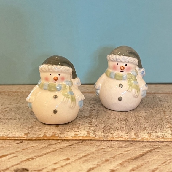 MINI SNOWMAN SALT & PEPPER SHAKERS DECOR | Holiday Collectible - Picture 1 of 11
